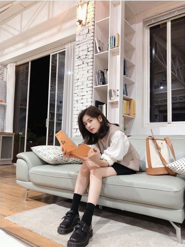 Tampil beda, Editor Na mengkombinasikan kemeja putih lengan panjang tanpa kerah dari brand Covetbland seharga 64500 Won dengan short pants berwarna hitam senada dengan warna sepatu dan kaus kakinya, nih Beauties/Foto: Instagram.com/somin_jj
