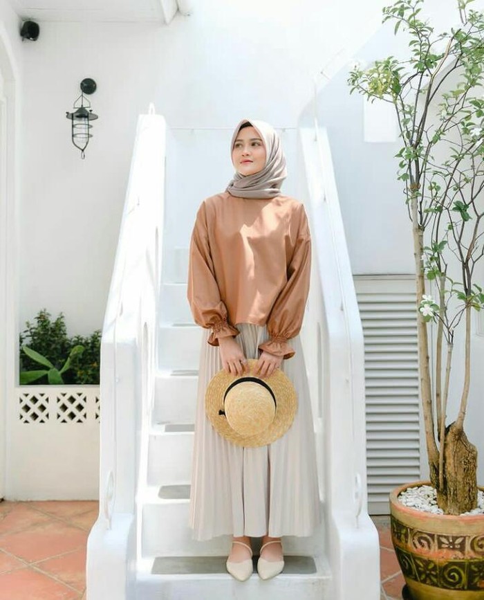 Tampil dengan warna kalem dan manis, kali ini Henny memakai blouse coklat ditambah rok plisket dan aksesoris topi pantai. Cocok banget dipakai untuk hangout di tepi pantai ya, Beauties. /Foto: instagram.com/hennyyrahman