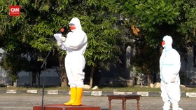 VIDEO: Ganjar Kenakan Baju Hazmat Jadi Inspektur Upacara