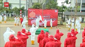 VIDEO: Upacara Di Zona Merah, Peserta Upacara Kenakan Hazmat