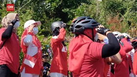 VIDEO: Puluhan Emak-Emak Upacara HUT ke-76 RI Diatas Gunung