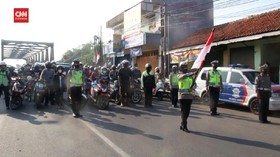 VIDEO: Warga Kompak Menghentikan Aktivitas Tepat Pukul 10.17