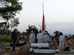HUT ke-76 RI, Tim Pikul Jenazah TPU Cikadut Kibarkan Bendera Setengah Tiang