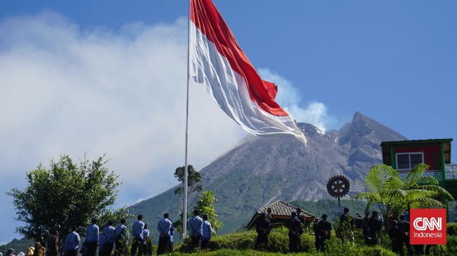Sebelum upacara berlangsung, sempat terjadi erupsi pada Gunung Merapi yang meluncurkan awan panas sejauh 1 kilomeer ke arah barat daya.