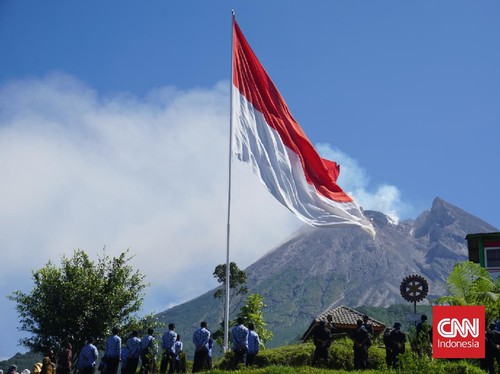 Siswa SD di Lampung Panjat Tiang 12 Meter Agar Merah Putih Berkibar