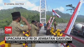 VIDEO: Upacara HUT RI di Jembatan Gantung