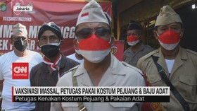 VIDEO: Vaksinasi Massal, Petugas Pakai Kostum Pejuang