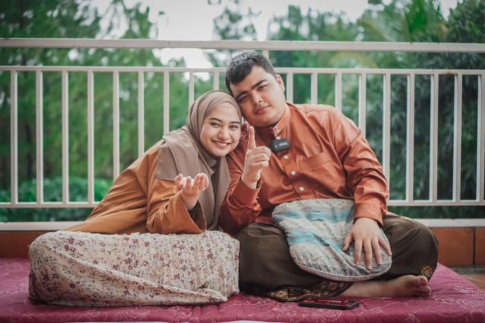 Adik kandung Alvin Faiz ialah Muhammad Ameer Azzikra. Ameer merupakan anak kedua Ustaz Arifin Ilham. Ameer menikah dengan Nadzira Shafa, pada usia 20 tahun. (Foto keluarga artis/instagram.com/ameer_azzikra)