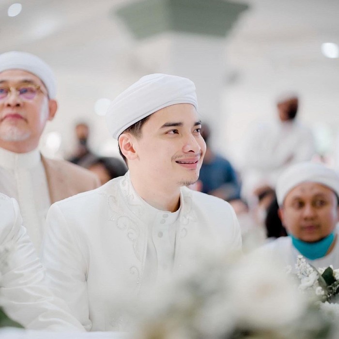 Alvin Faiz merupakan anak sulung dari pasangan Muhammad Arifin Ilham dan Wahyuniati Al Waly. Pria berusia 22 tahun ini pertama kali menikah pada usia 17 tahun, ia lalu bercerai pada bulan Juni 2021 lalu. (Foto keluarga artis/instagram.com/alvin_411)