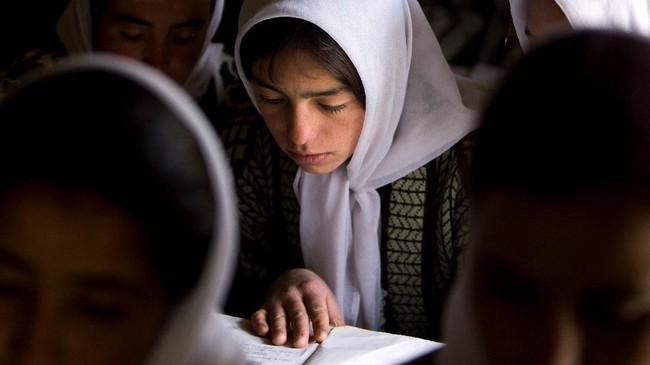 Seorang bapak di Afghanistan rela menjual dua anak perempuannya untuk dinikahi demi menghidupi keluarganya di tengah krisis ekonomi sejak Taliban berkuasa.