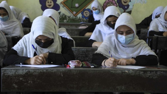 Puluhan siswa asrama perempuan di Afghanistan mengungsi ke Rwanda demi tetap bisa bersekolah dengan aman tanpa ancaman Taliban.