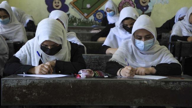 Pemerintah interim Afghanistan, Taliban, mengizinkan para remaja perempuan kembali bersekolah di wilayah pelosok seperti Provinsi Ghazni.