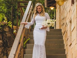 Model Ini Beri Kalung Darah Menstruasi ke Suami sebagai Simbol Pernikahan