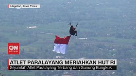 VIDEO: Atlet Paralayang Meriahkan HUT RI