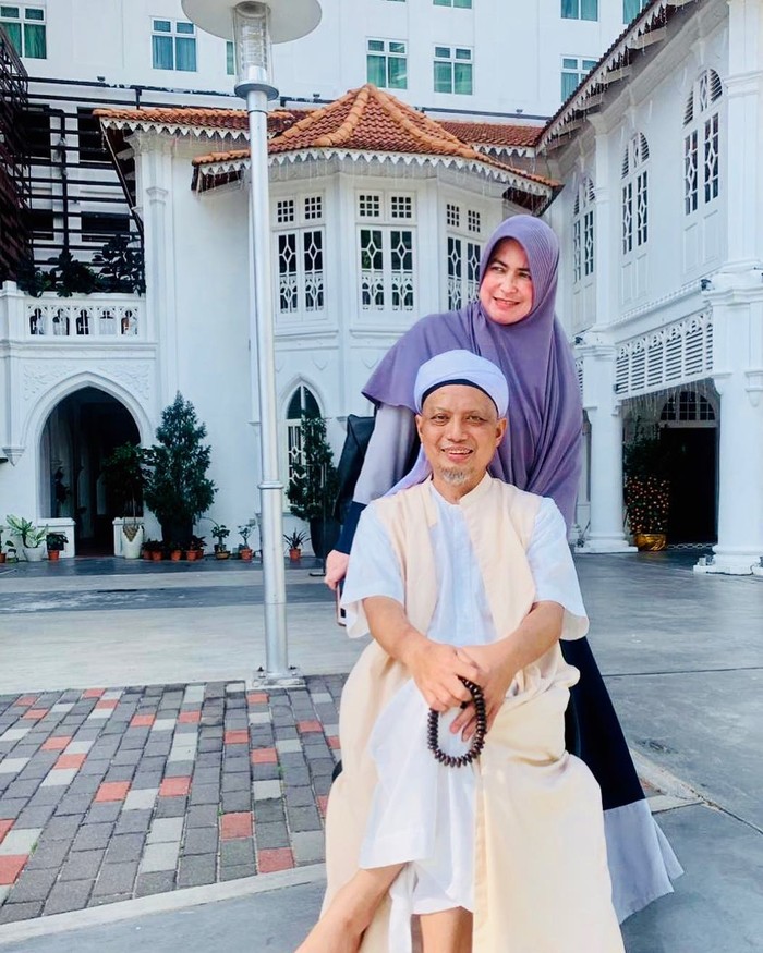 Ayah Alvin Faiz ialah Ustaz Muhammad Arifin Ilham. Arifin Ilham meninggal pada 22 Mei 2019. Sedangkan ibu Alfin Faiz adalah Wahyuniati Al Waly. (Foto keluarga artis/instagram.com/umi_yuni_syahla_aceh)