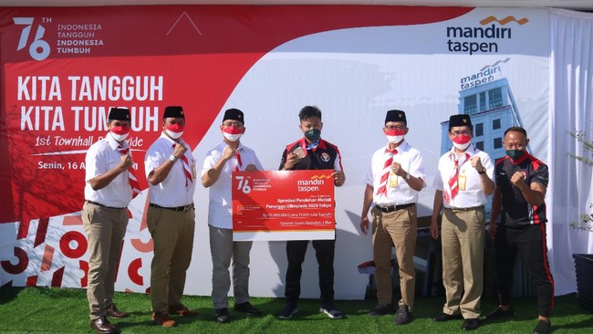 Bank Mandiri Taspen memberikan hadiah sebesar Rp50 juta kepada atlet angkat besi peraih perunggu di Olimpiade Tokyo, Rahmat E. Abdullah.