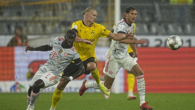 Bayern Munchen unggul 1-0 atas Borussia Dortmund di babak pertama dalam laga Piala Super Jerman di Signal Iduna Park, Rabu (18/8) dini hari WIB.