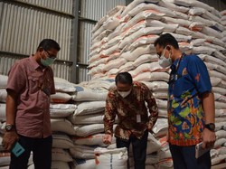 KSP Cek Kesiapan Distribusi Bantuan Beras PPKM di Gudang Bulog
