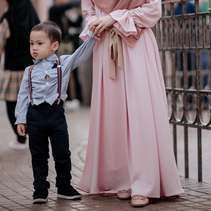 Dari pernikahan sebelumnya antara Alvin dan Larissa Chou, keduanya memiliki satu anak laki-laki yang bernama Muhammad Yusuf Alvin Ramadhan. Saat ini Yusuf berusia 4 tahun. (Foto keluarga artis/instagram.com/larissachou)