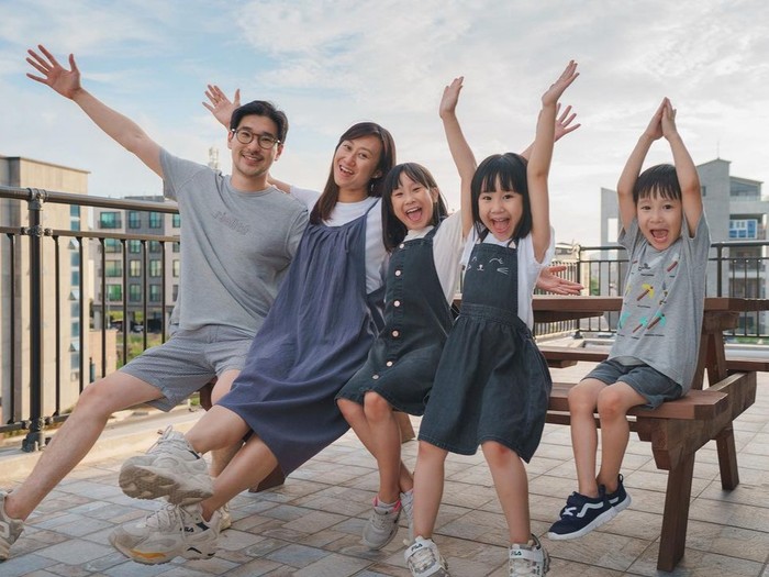 Denim and white dipakai oleh Mama Gina, Suji, dan Yunji. Sementara Appa Jay dan Jio menggunakan kaus abu-abu. Meski tak sama, tampilan mereka terlihat harmonis ya! / Foto: Instagram/kimbabfamily_official.