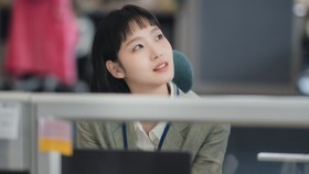 Kim Go-eun Bersiap Kencan di Teaser Perdana Yumi's Cell