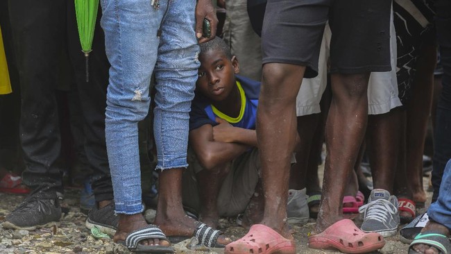 FOTO: Perih Bertahan Hidup Pasca Gempa Haiti