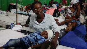 FOTO: Perih Bertahan Hidup Pasca Gempa Haiti