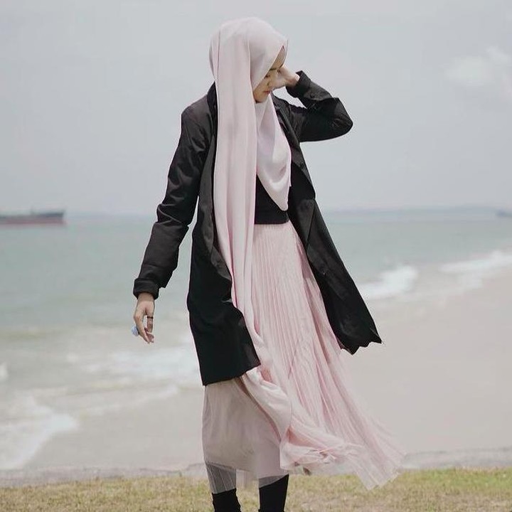 <p>Sama seperti gaya smart casual pada umumya, Wirda Mansur memadukan blazer kantoran dengan kemeja atau blus. Kemudian dipasangkan dengan rok atau celana. (Foto: Instagram @wirda_mansur)</p>