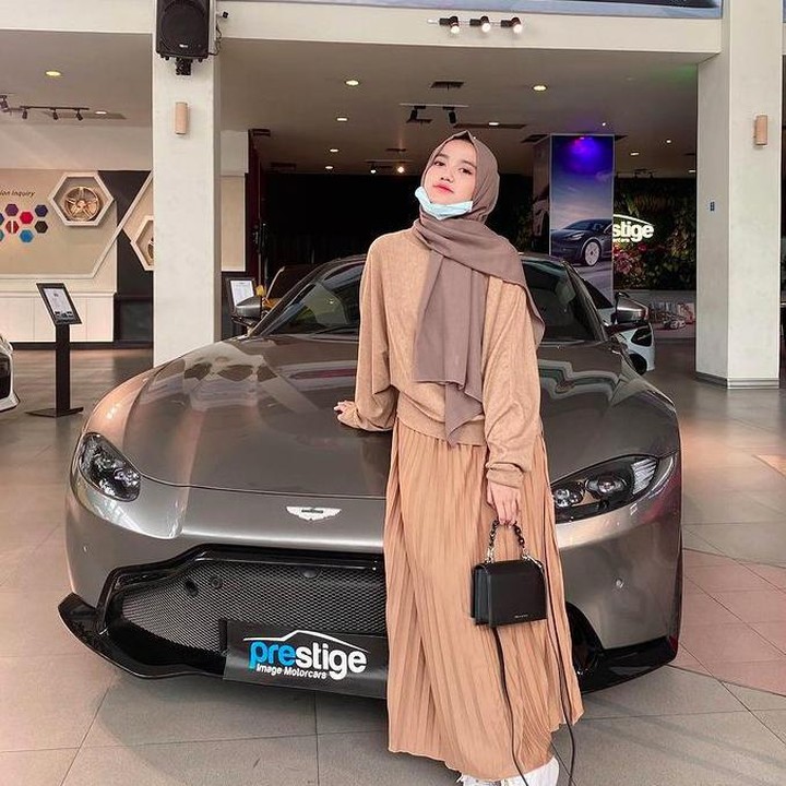 <p>Enggak lupa, sesuai dengan gaya busananya yang casual, Wirda Mansur kerap <em>mix and match</em> busananya dengan sneakers atau boots. (Foto: Instagram @wirda_mansur)</p>