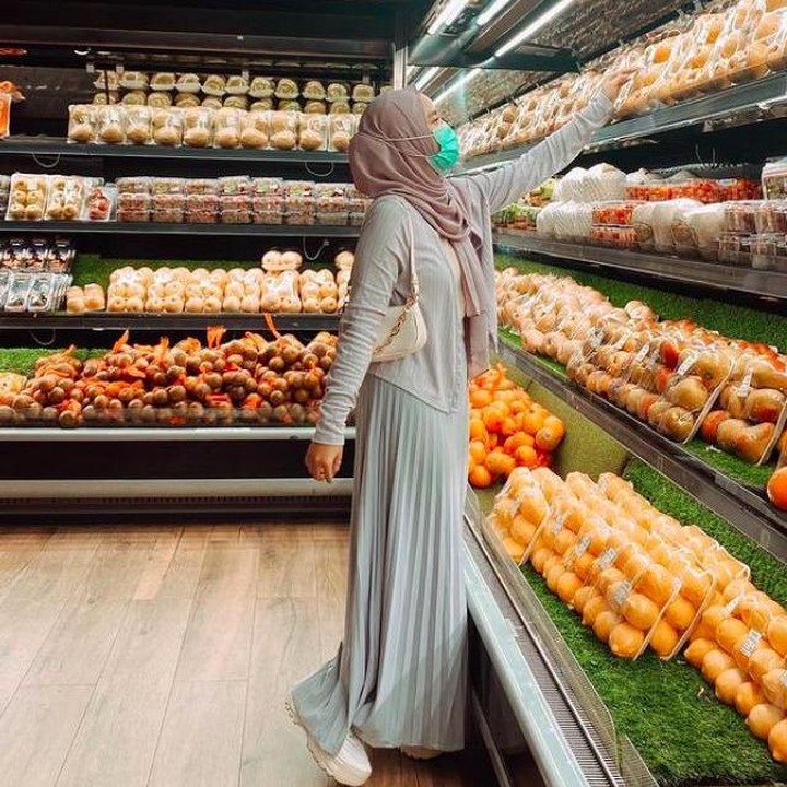 <p>Menurut Bunda bagaimana dengan <em>mix and match</em> busana Wirda Mansur? Kece dan sesuai umur ya? (Foto: Instagram @wirda_mansur)</p>