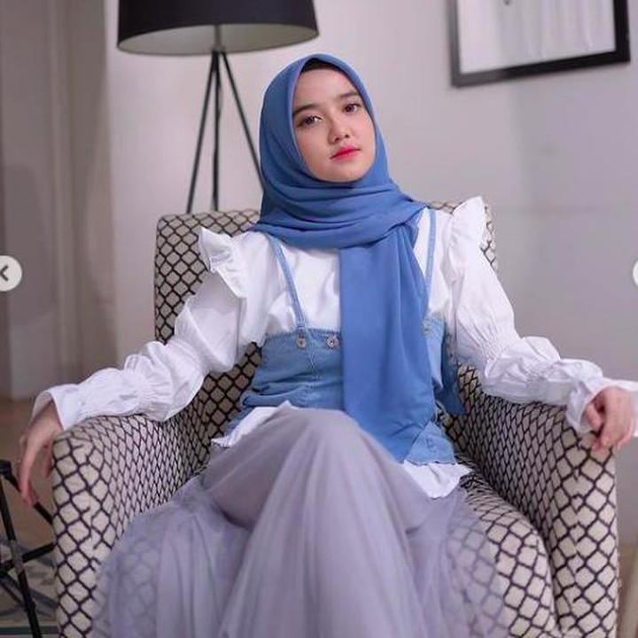 <p>Wirda Mansur, putri Ustaz Yusuf Mansur sering berbagai potret gaya busana hariannya di akun Instagram-nya. Jika dilihat secara menyeluruh, mayoritas gaya busana Wirda Mansur ini smart casual. (Foto: Instagram @wirda_mansur)</p>