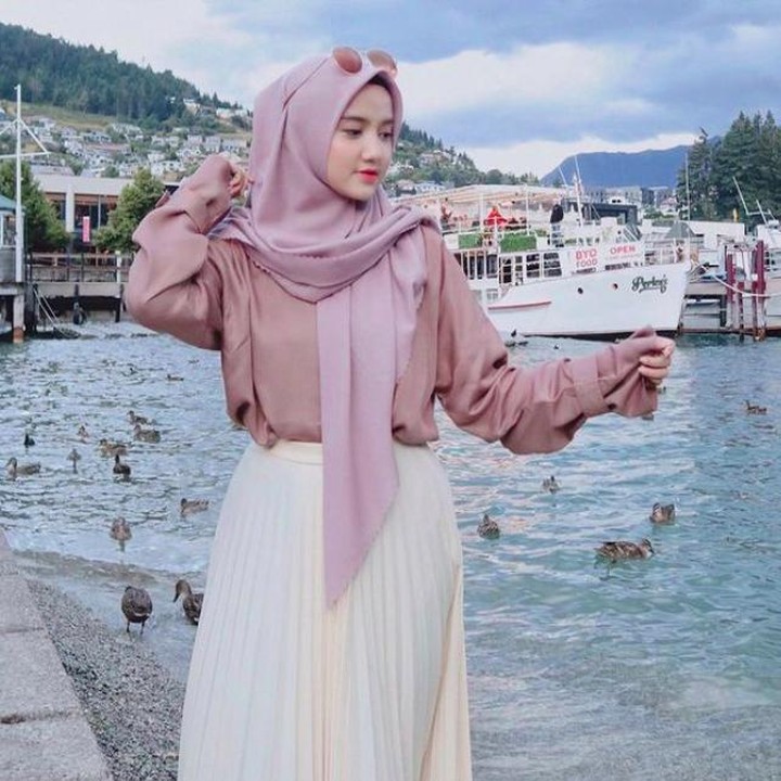 <p>Dari berbagai OOTD-nya, rok andalan Wirda Mansur adalah rok plisket, Bunda. Dalam beberapa fotonya, terlihat ia memiliki koleksi rok plisket dengan berbagai warna. (Foto: Instagram @wirda_mansur)</p>