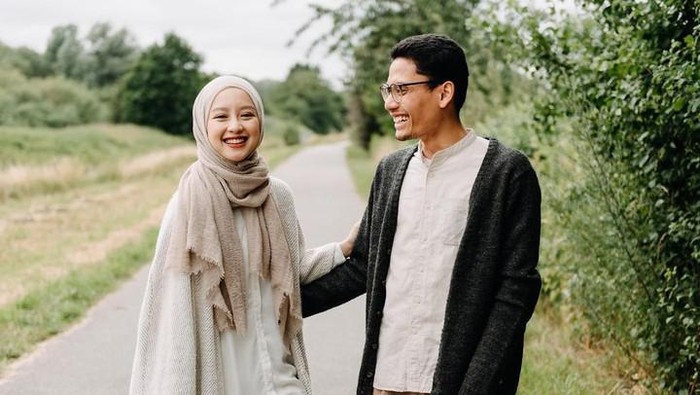 Putuskan Tak Ingin Punya Anak, Begini Foto Romantis Gita Savitri dan Suami