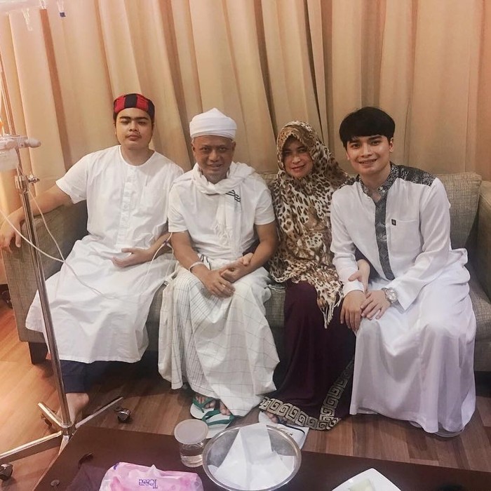 Kabar pernikahan Alvin Faiz dengan Henny Rahman menjadi perbincangan warganet. Hal ini disebabkan Henny Rahman ternyata adalah mantan istri dari sahabat Alfin Faiz, Zikri Daulay. (Foto keluarga artis/instagram.com/alvin_411)