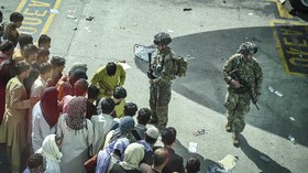 Sehari usai Bom, Warga Afghanistan Kembali Berebut Evakuasi