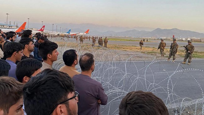 Bom bunuh diri di Bandara Kabul, Afghanistan, sampai perintah Presiden Biden serang ISIS-K ramaikan kilas internasional Kamis (26/8).