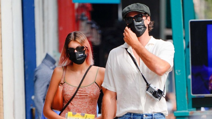 Tetap Pakai Masker! Simak Tampilan Kaia Gerber dan Jacob Elordi Saat Berkencan di Masa Pandemi