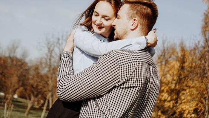 Beda Bahasa Cinta dengan Pasangan? 5 Kiat Ini Perlu Kamu Coba Agar Hubungan Kamu dan Pasangan Langgeng!