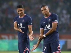 Soccer Football - Ligue 1 - Paris St Germain v RC Strasbourg - Parc des Princes, Paris, France - August 14, 2021  Paris St Germain's Kylian Mbappe celebrates scoring their second goal with Achraf Hakimi REUTERS/Sarah Meyssonnier