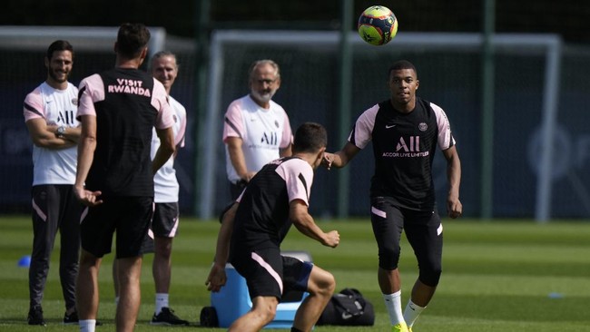 Real Madrid dikabarkan sudah menyiapkan dana sampai 475 juta euro atau sekitar Rp8 triliun untuk mendatangkan Kylian Mbappe dari Paris Saint-Germain (PSG).
