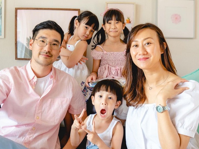 Lagi-lagi Kimbap Family menunjukkan bahwa tampil kompak tak harus seragam. Kali ini tema warma yang dipilih adalah pink dan putih. So cute! / Foto: Instagram/kimbabfamily