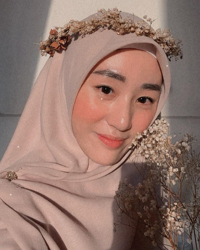 Larissa Chou adalah ibu kandung dari Muhammad Yusuf Alvin Ramadhan dan mantan istri Alvin Faiz. Kini ia menjadi janda dan belum ada kabar kedekatan dengan siapa pun. (Foto keluarga artis/instagram.com/larissachou)