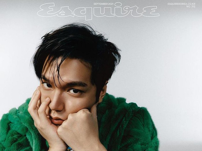 Memasuki usia 34 tahun, Lee Min Ho tetap tampil stylish dalam balutan outfit dari Louis Vuitton! Perpaduan jaket dengan bahan beludru berwarna hijau dan jam tangan model klasik, Lee Min Ho terlihat effortlessly stylish!/Foto: Park Jong Ha