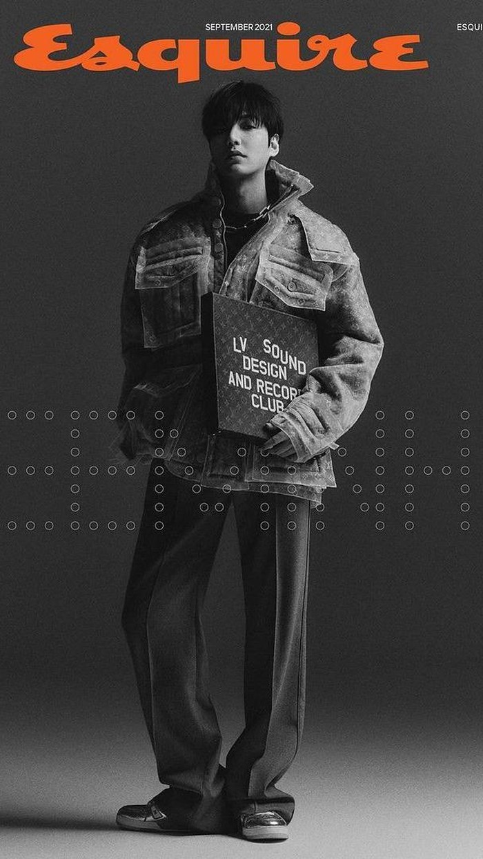 Dalam nuansa hitam dan putih, Lee Min Ho memancarkan aura manly yang mempesona. Gaya casual-nya pun semakin menonjol dengan perpaduan jaket oversized dan wide leg pants!/Foto: Park Jong Ha