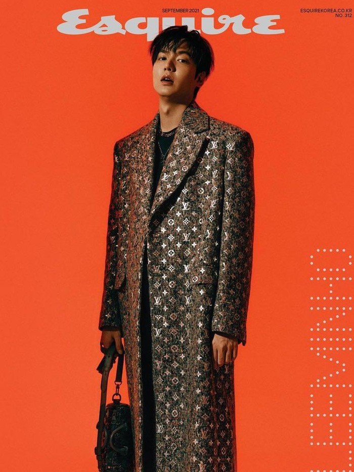 Background warna oranye terlihat kontras dengan penampilan chic dari Lee Min Ho ini. Dengan coat motif khas Luis Vuitton dan tas jinjing dengan motif senada, gaya Lee Min Ho yang satu ini keren banget ya, Beauties!/Foto: Park Jong Ha