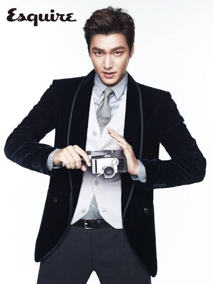 Di tahun 2013, Lee Min Ho juga muncul dalam cover majalah fashion Esquire ini, Beauties. Kala itu, ia tampil dengan preppy look yang cocok dengan image-nya sebagai flower guy. Meski sudah lewat beberapa tahun lamanya, Lee Min Ho tetap terlihat sama tampannya, ya!/Foto: fanpop.com
