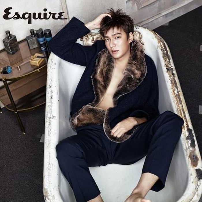 Berpose dalam bathtub dengan outfit yang classy, pesona aktor The King: Eternal Monarch dan Boys Before Flowers ini memang nggak ada tandingannya, Beauties!/Foto: kpopstarz.com