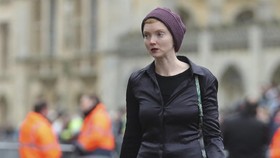 Foto Pakai Burkak Dikritik, Model Lily Cole Minta Maaf