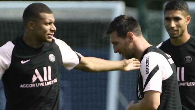 Kylian Mbappe dilaporkan mendapat tawaran kontrak dari PSG senilai 25 juta euro per tahun atau dengan nilai kontrak yang sama dengan Lionel Messi.