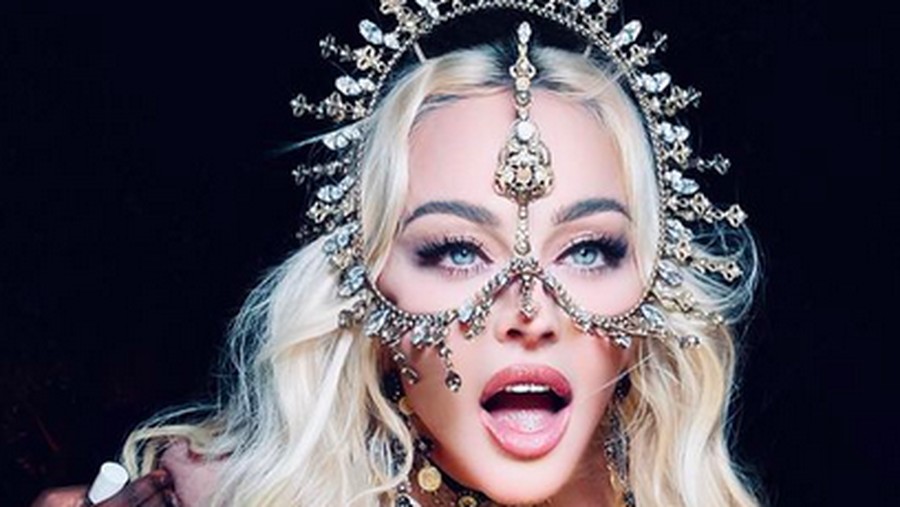 Madonna Pakai Karya Rinaldy A. Yunardi untuk Ultah ke-63